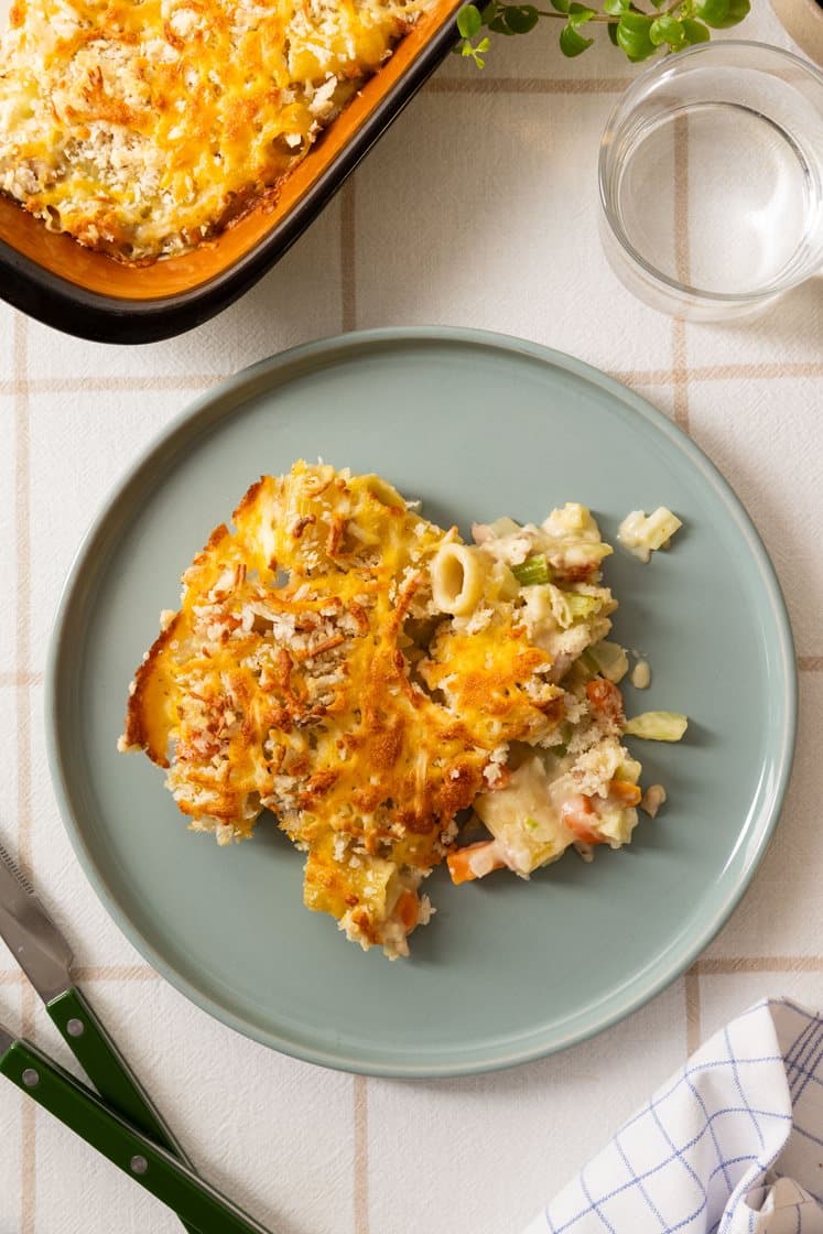Tuna casserole med grøn salat og oliven