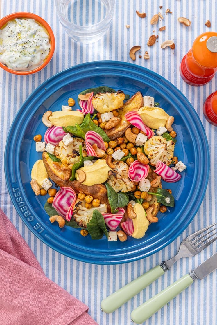 Ovnbagte kartofler, blomkål og kikærter med tzatziki og syltet bolsjebede