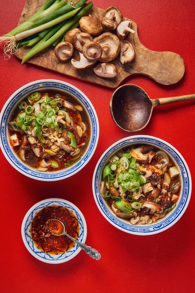 Kinesisk nudelsuppe med tofu, chiliolie, svampe og æg