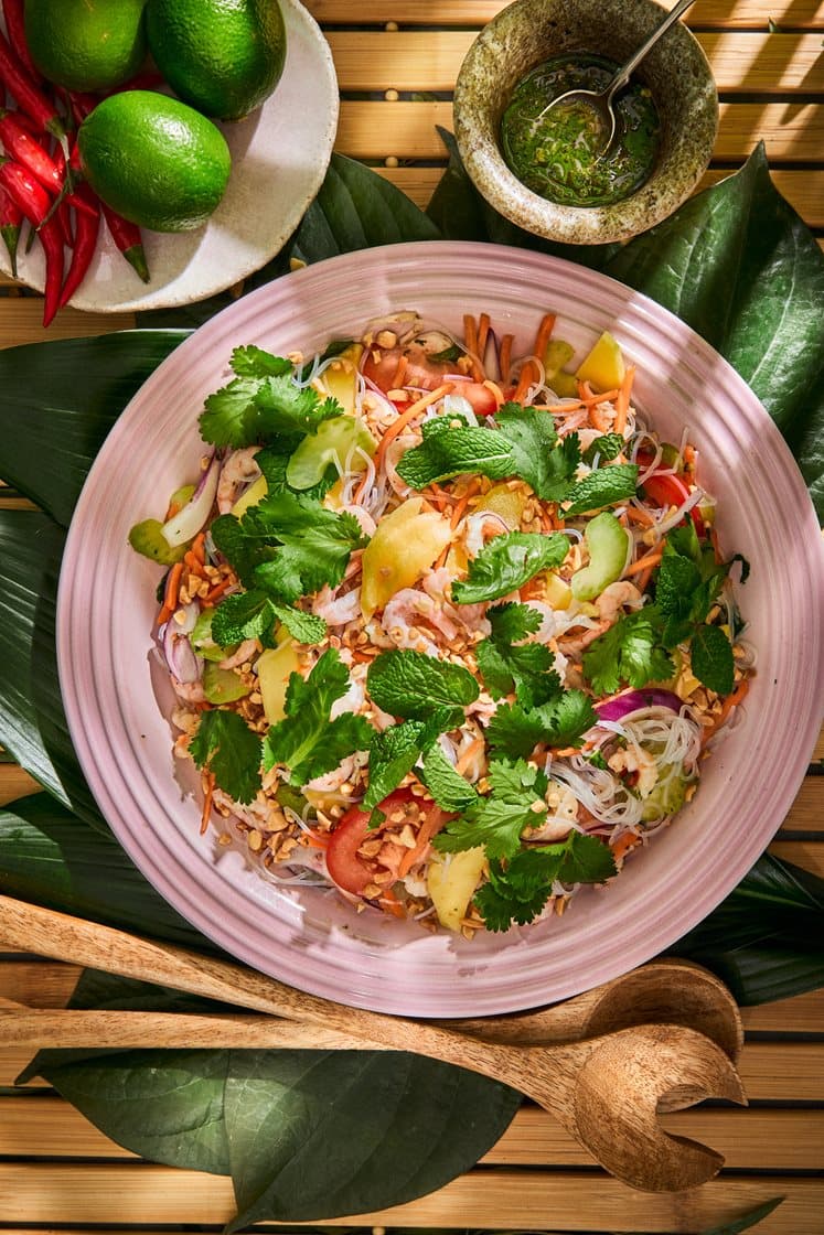 Vietnamesisk glasnudelsalat med rejer, mango, peanuts og nuoc cham dressing