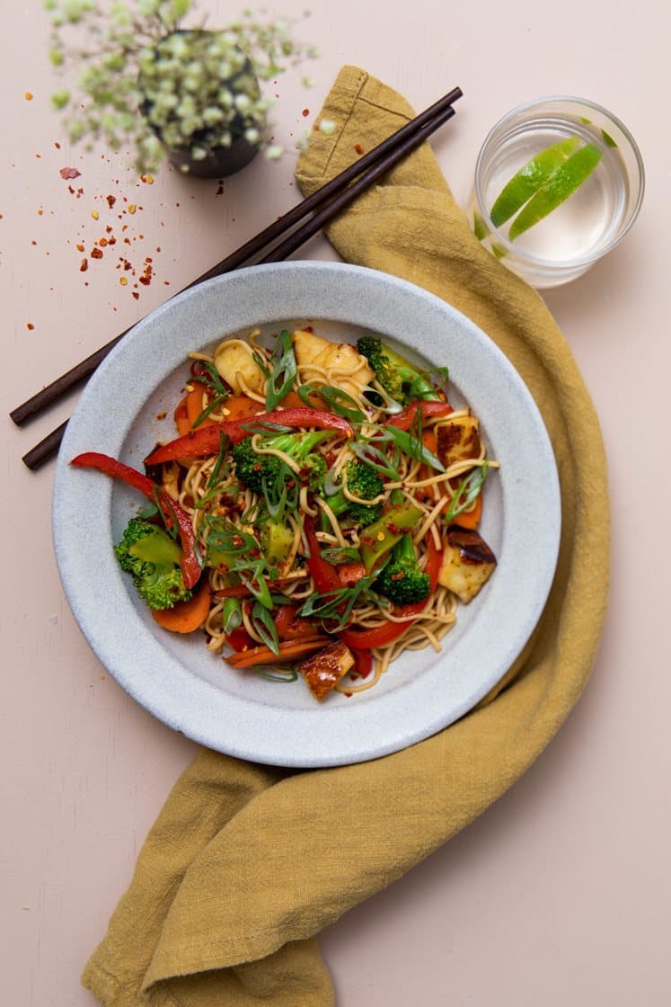Wok med grøntsager og nudler i soja-honning marinade