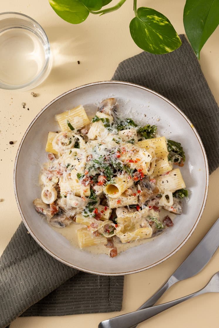 Mezze maniche med palmekål, svampe og pancetta 