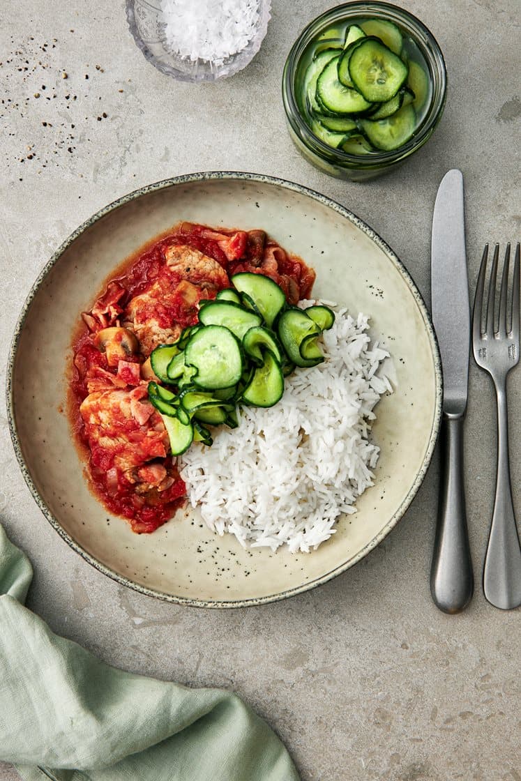 Mørbradgryde med ris og agurkesalat