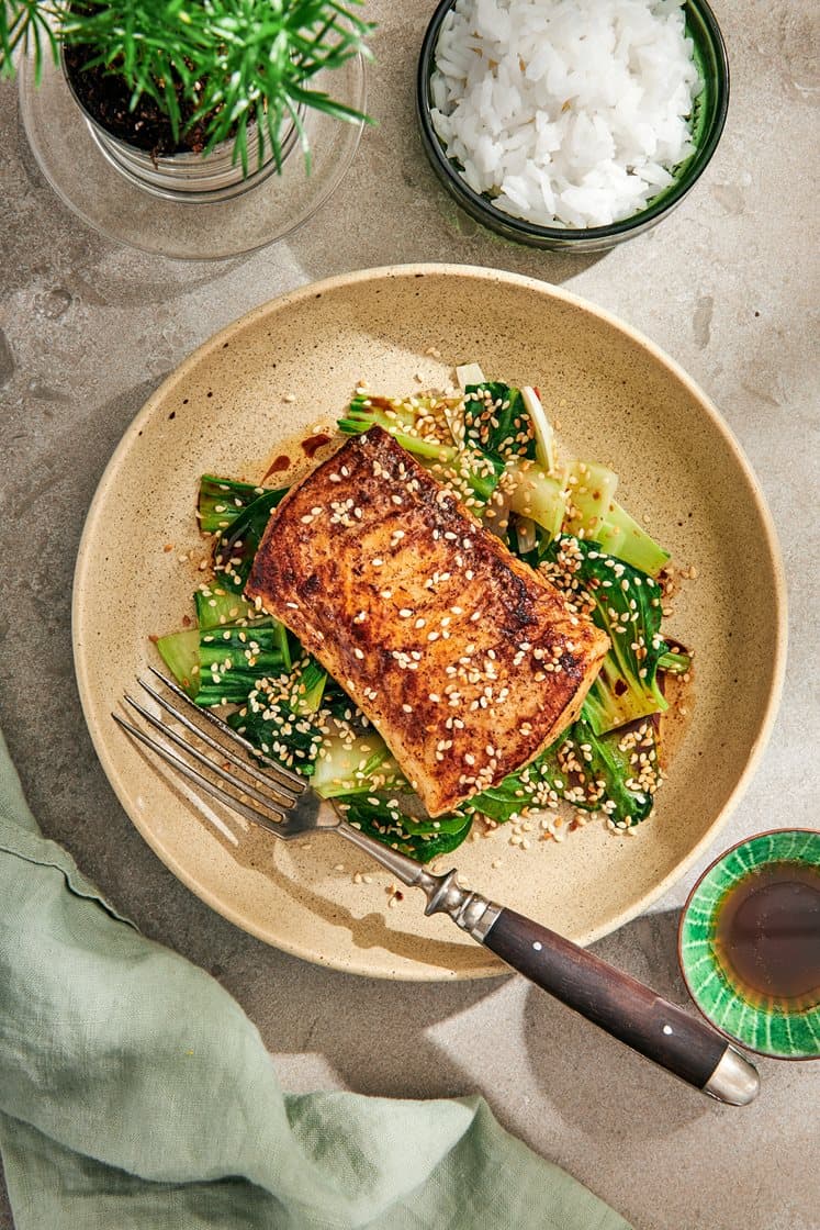 Stegt fisk med brunet sojasmør og pak choy