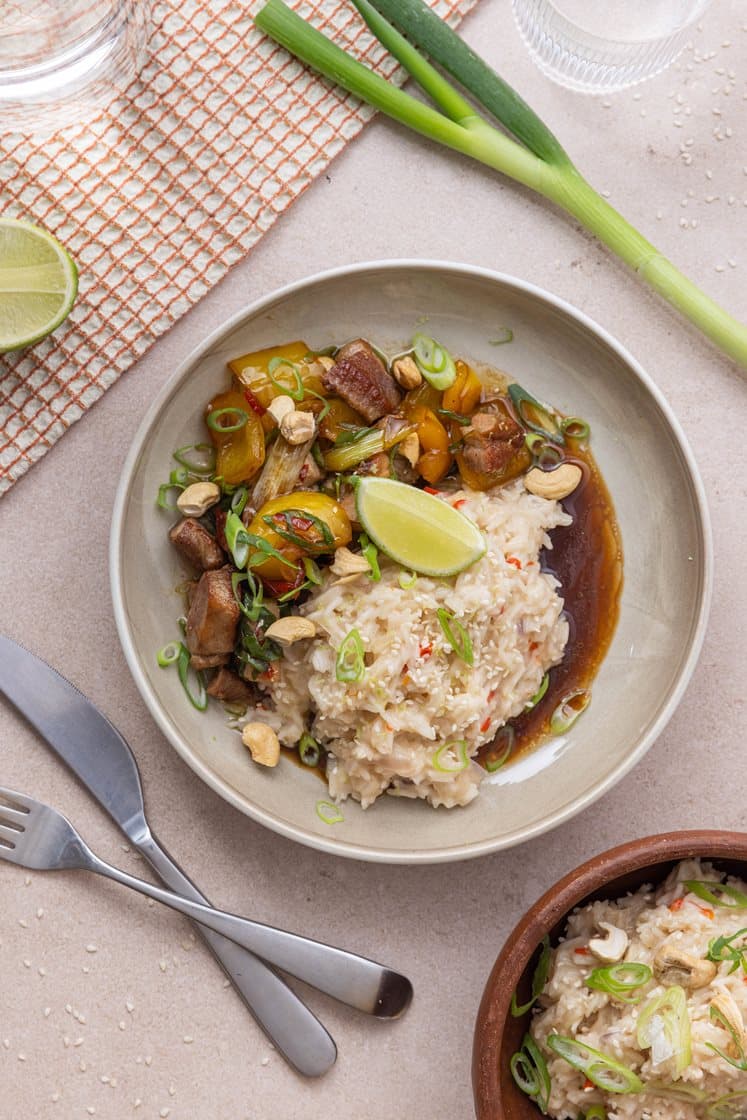 Karamelliseret gris med spicy kokosris