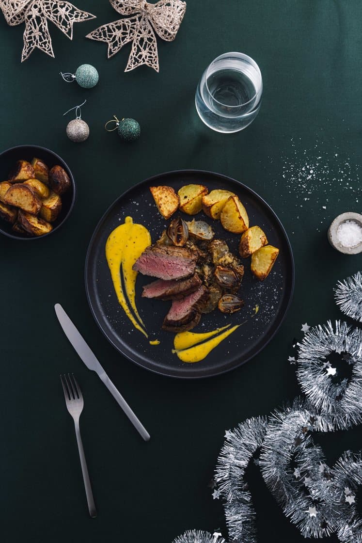 Oksetykstegsbøffer med bearnaise, hvidløgskartofler og bagte jordskokker