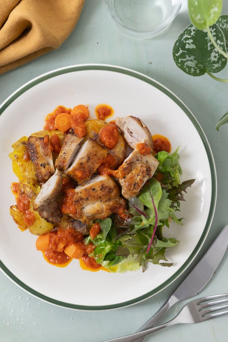 Stegt kyllingelårsteak med choronsmør, knuste rodfrugter og salat