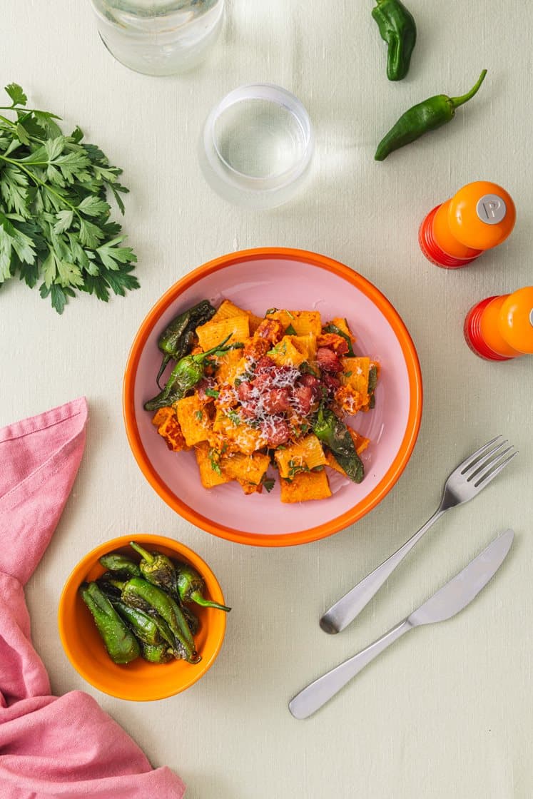 Romesco pasta med linquica, persille og pimientos de padrón