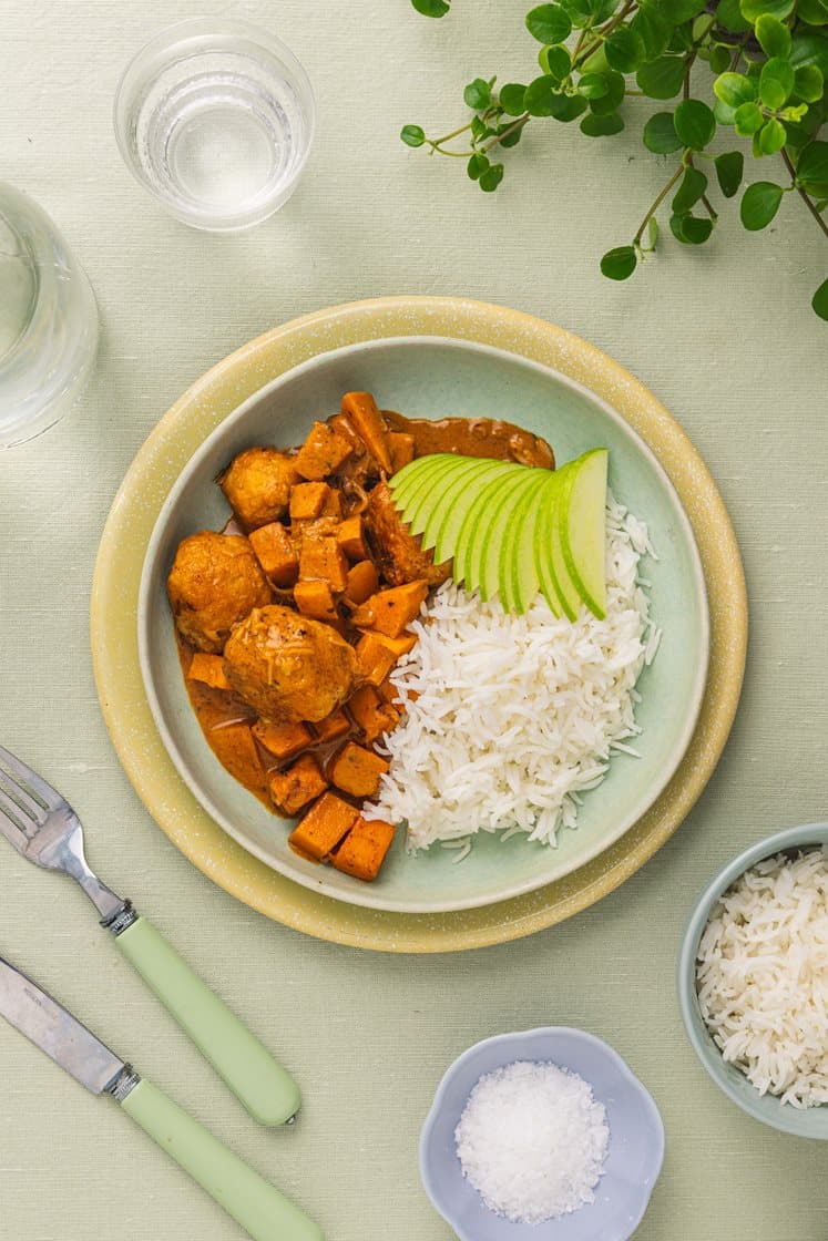 Kyllingeboller i tandoorisauce med søde kartofler