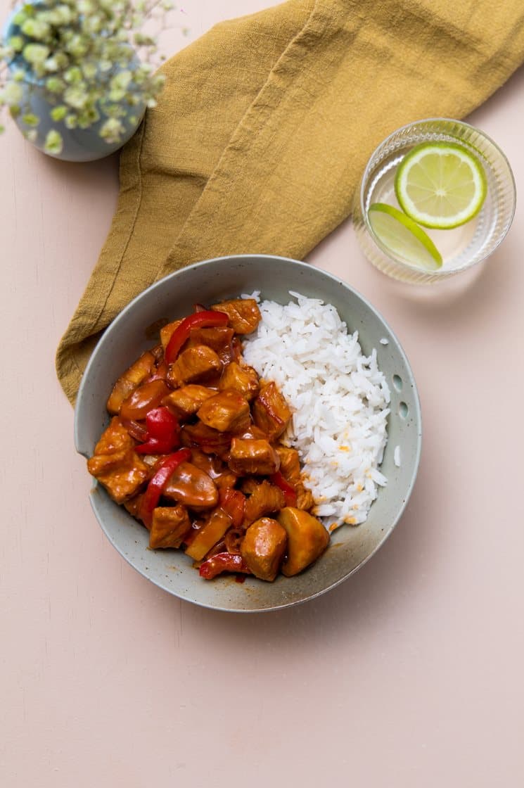 Karamelliseret svinekød med kokoscreme og sød chilisauce