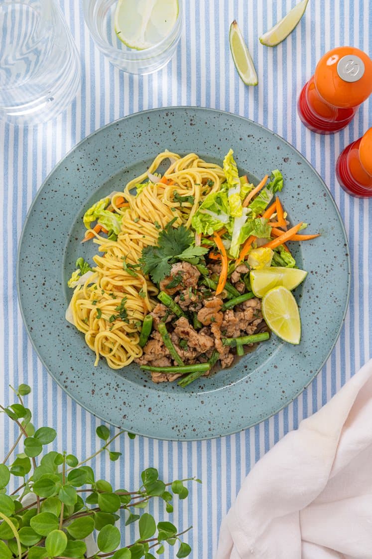 Thaisalat med hakket kylling, friske grøntsager og nudler