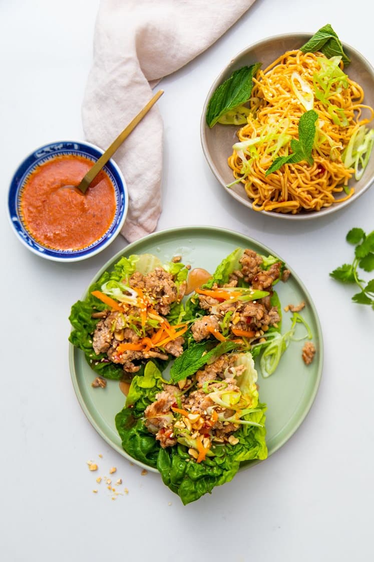 Thai taffel med karrystegt svinekød og glasnudler