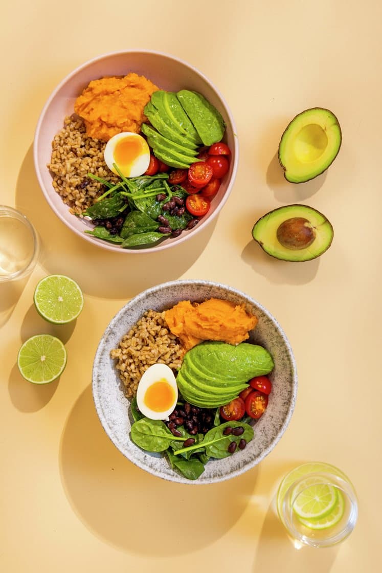 Buddha bowl med hvedekerner, bønnesalat og smilende æg