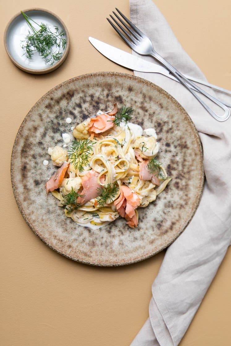 Fettucine med varmrøget laks, blomkål og dild