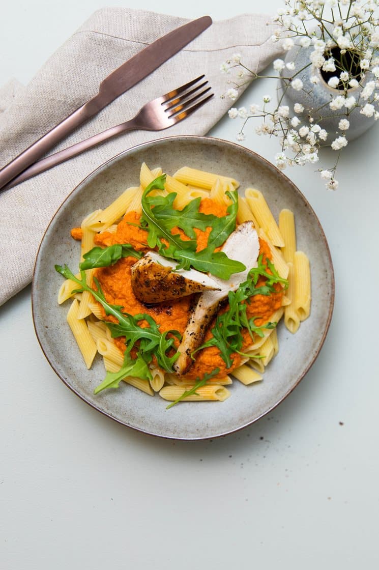 Stegt kyllingebryst med cremet tomatsauce, rucola og pasta