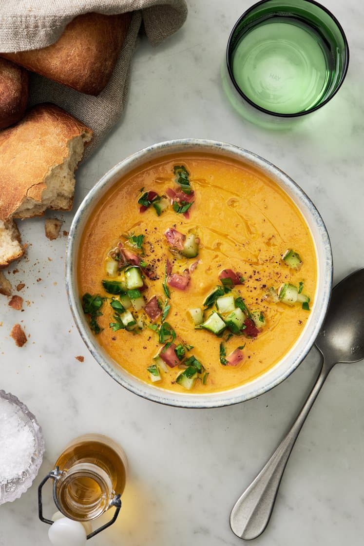 Gulerodssuppe med kokoscreme og brød