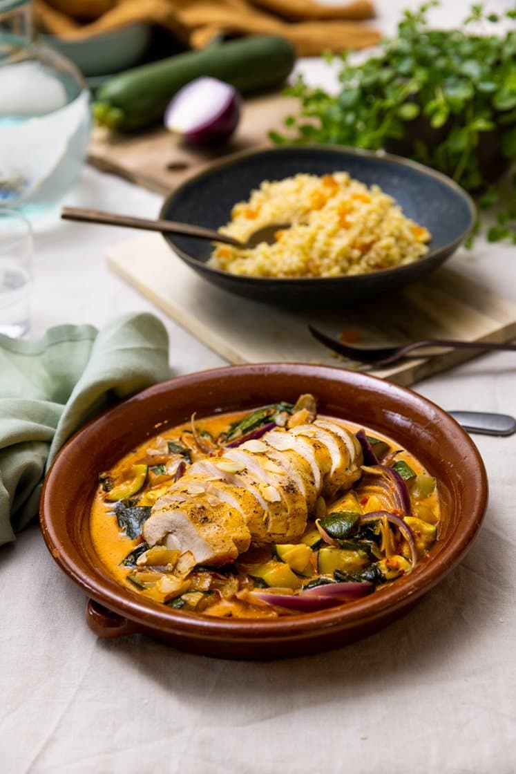 Kylling i fad med cremet ajvarsauce, squash og bulgur med rosiner