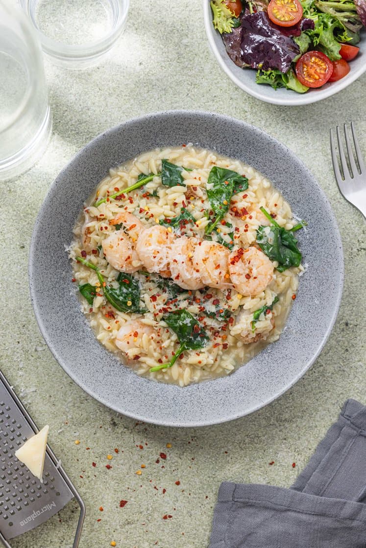 Risoni med kæmperejer og salat med balsamico dressing