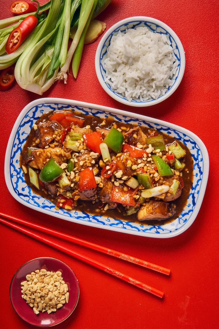 Kung pao chicken med jordnødder og ris