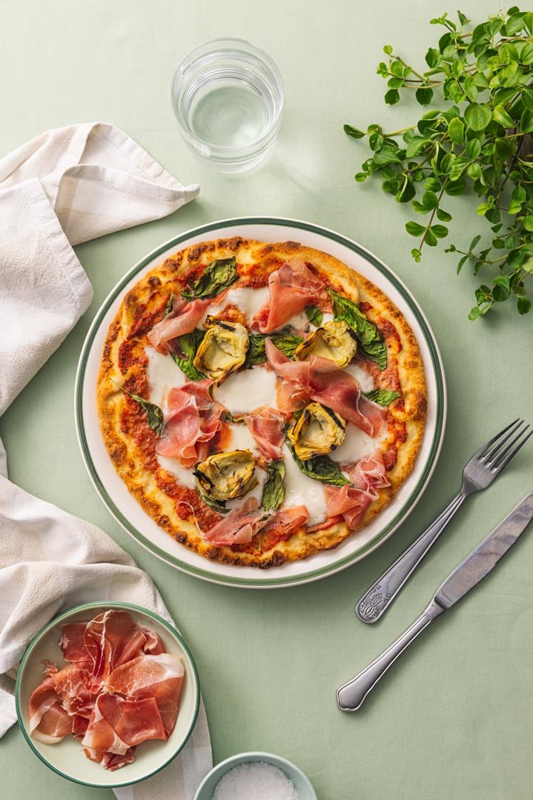 Pizza med serrano skinke og artiskok