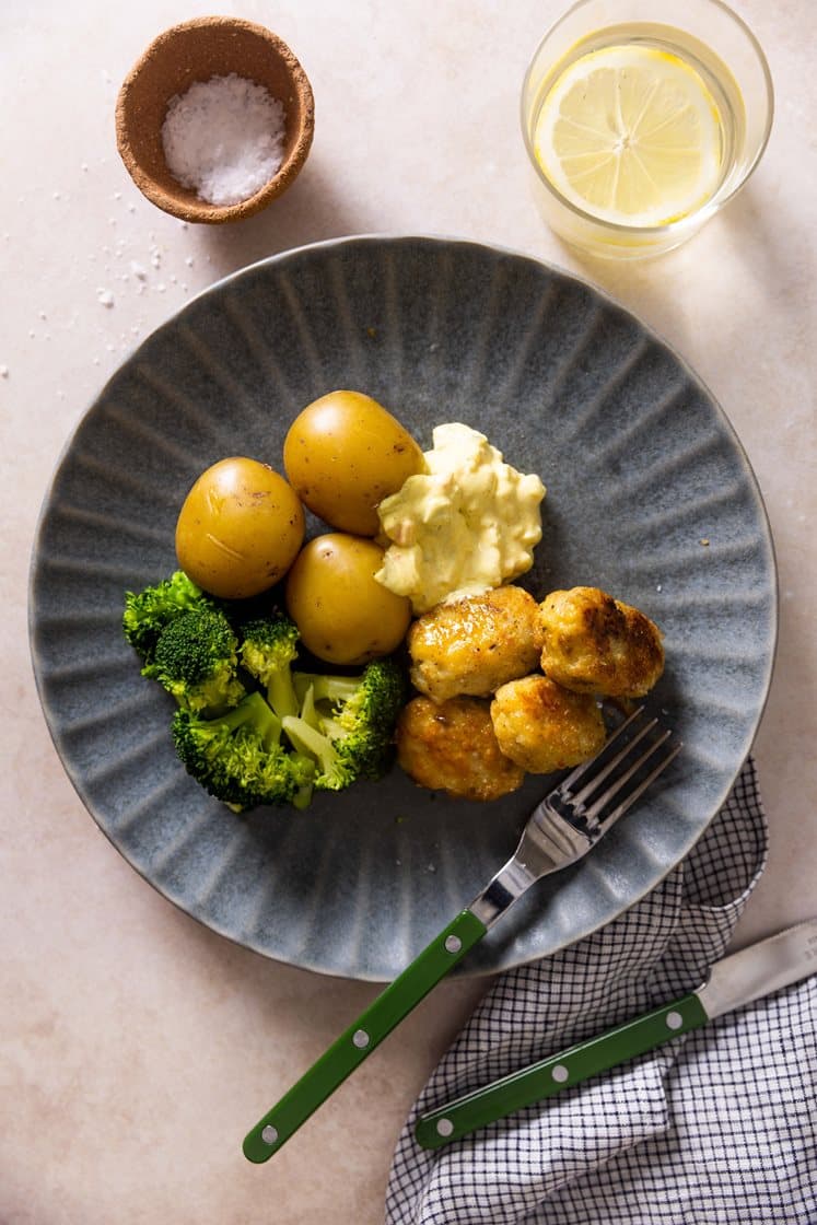 Færdigstegte fiskefrikadeller med remoulade, kartofler og broccoli