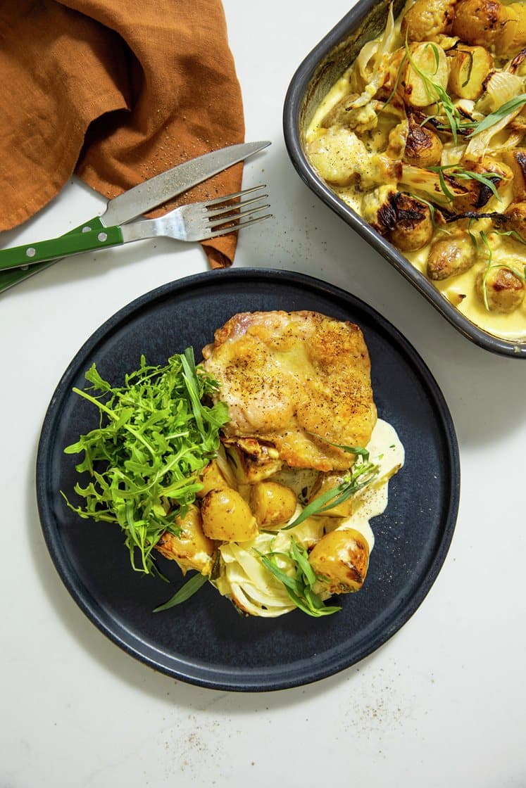 Kyllingelårsteaks i fad med dijon, estragon og kartofler