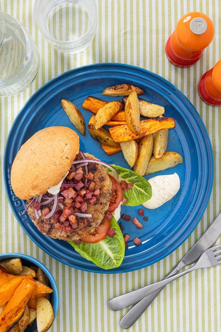 Kyllingeburger med bacon og fritter