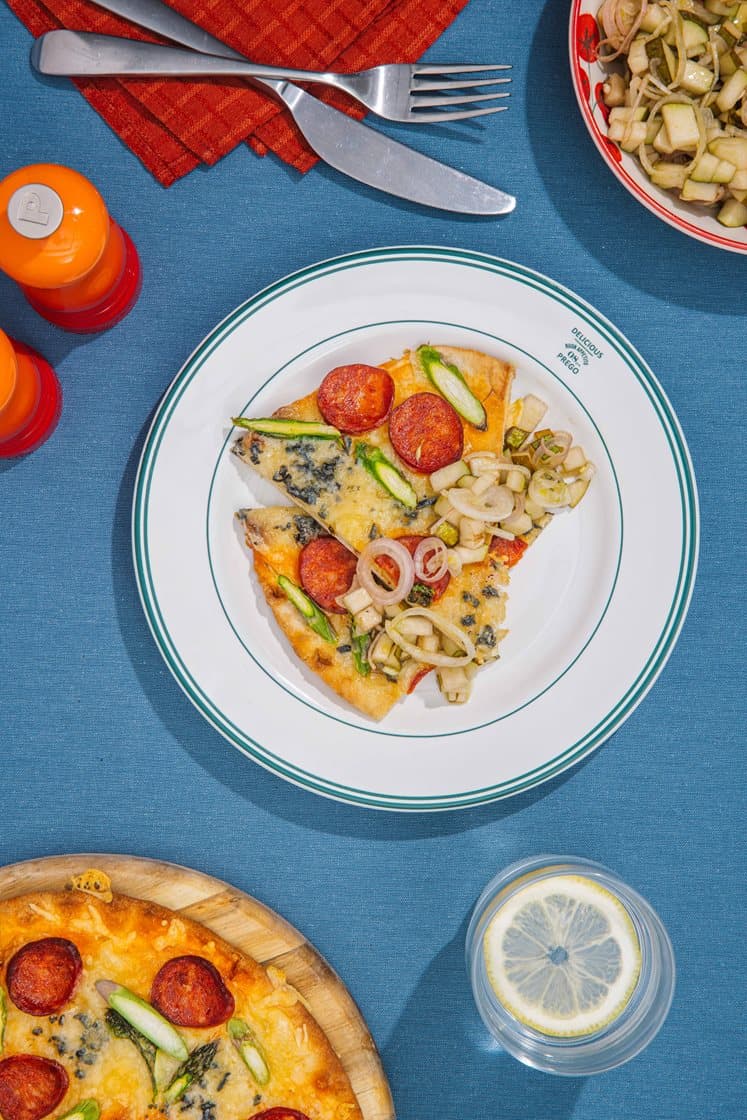 Pizza med asparges, chorizo, blåskimmelost og pæresalat