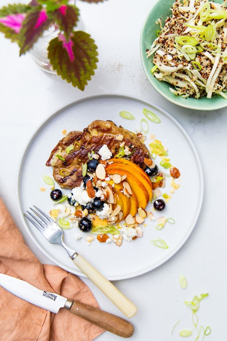 Grillede paprikakoteletter med sommerlig quinoasalat