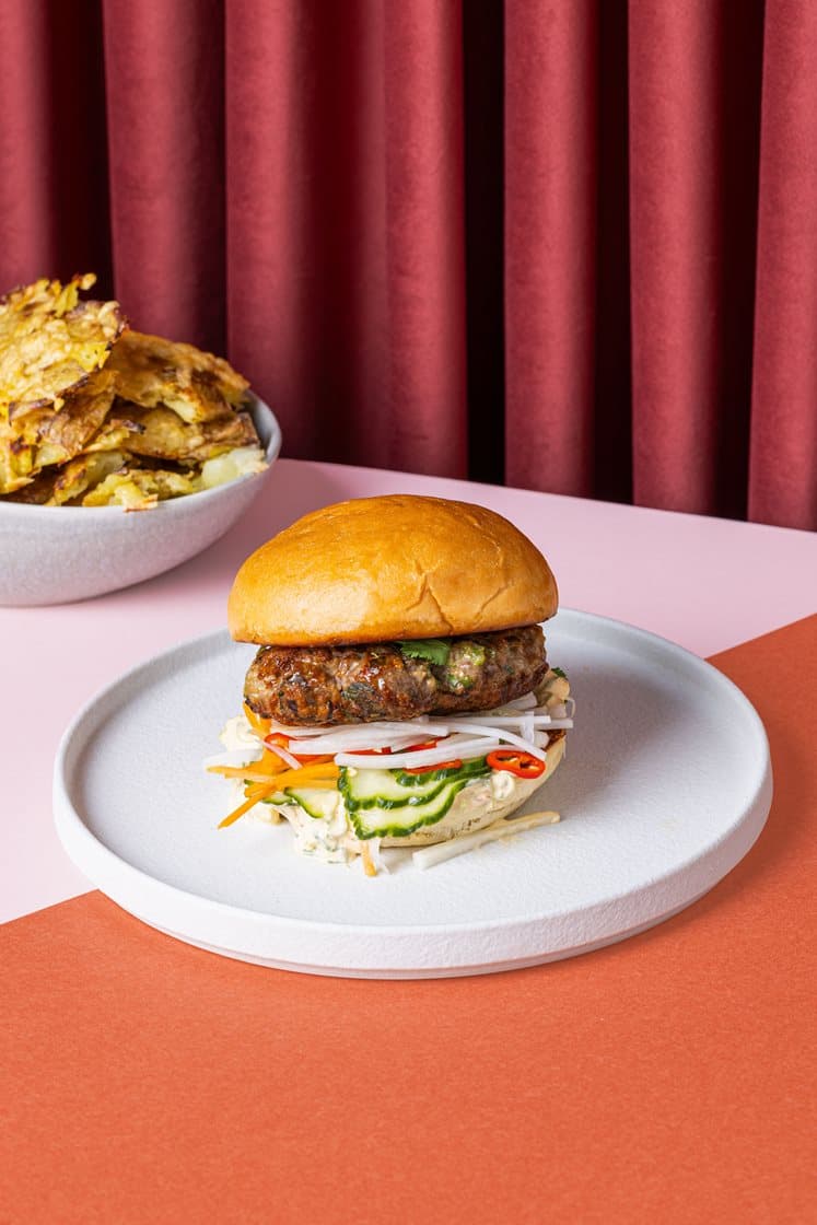 Báhn mi burger med knuste kartofler, syltede grøntsager og chilimayonnaise