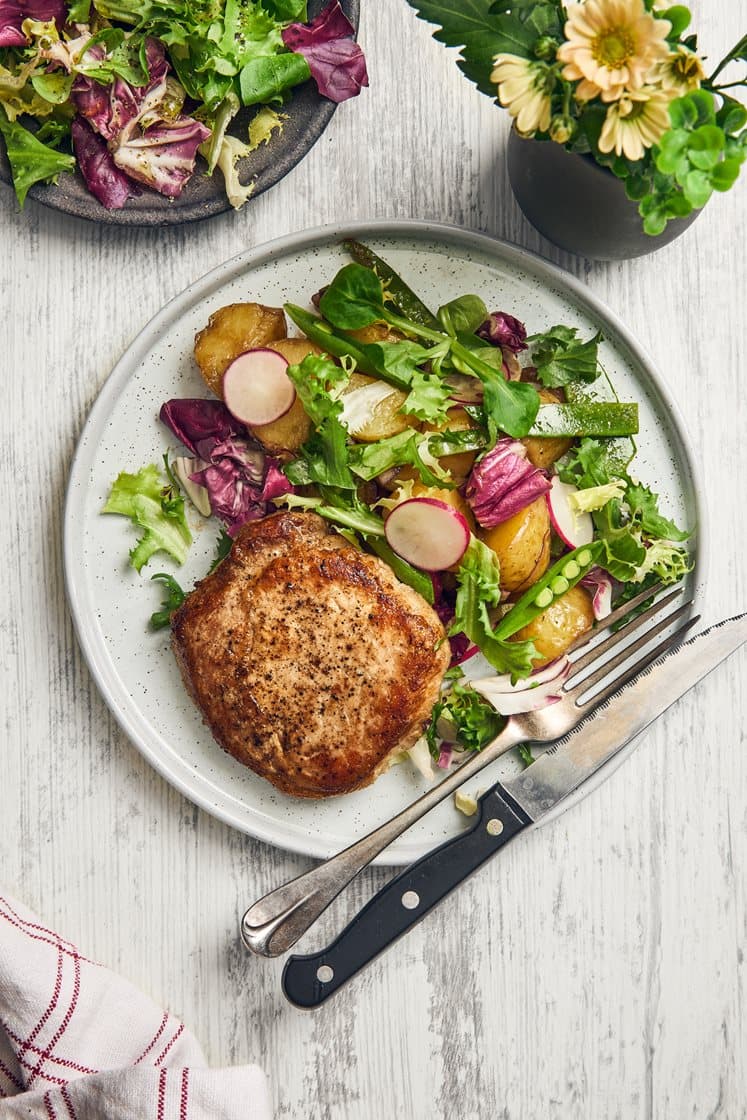 Stegte koteletter med lun kartoffelsalat