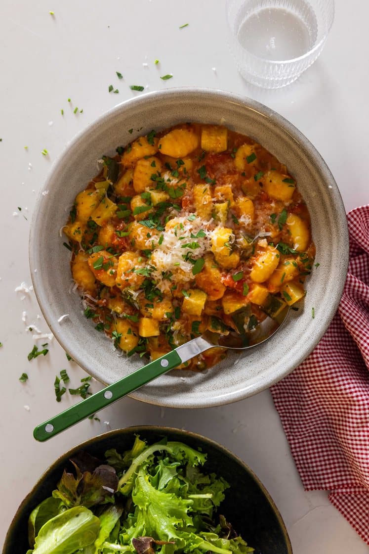 Hurtige gnocchi con zucchini e pomodoro