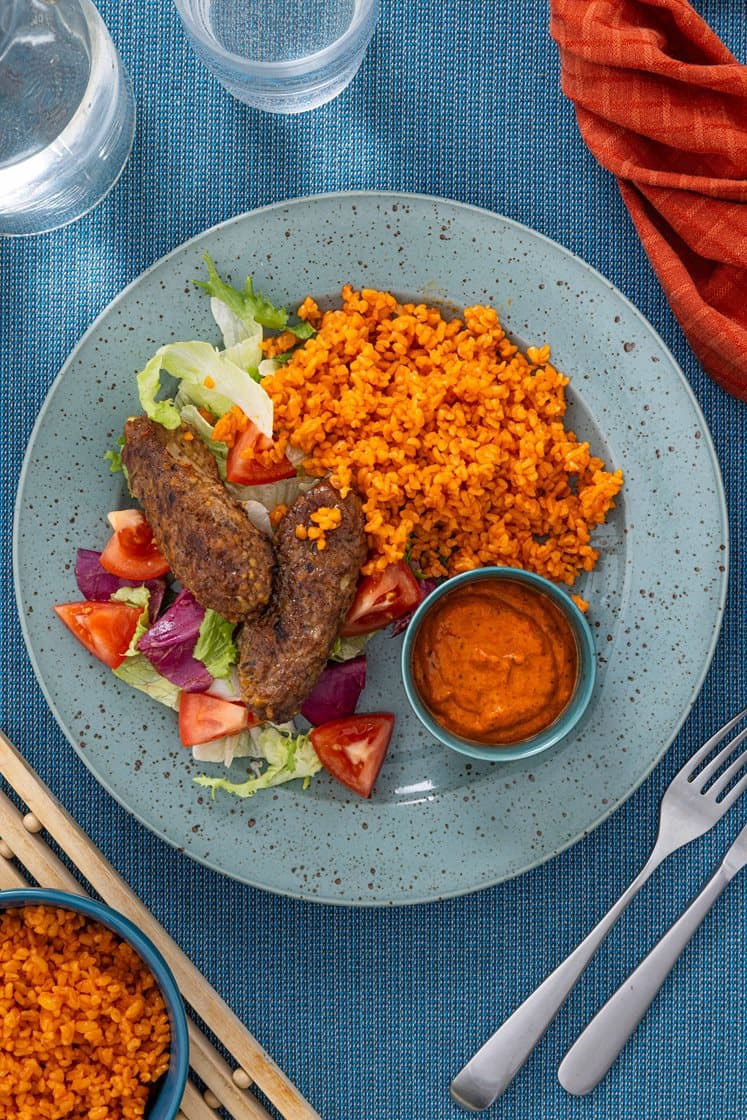 Köfte af okse med bagt peberfrugtsauce og tomatbulgur