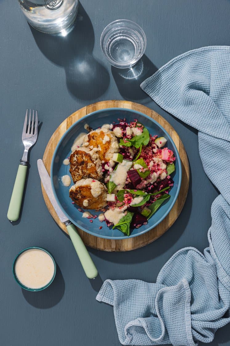 Færdigstegte fiskefrikadeller med rødbede/pære-bulgur og ajo blanco sauce
