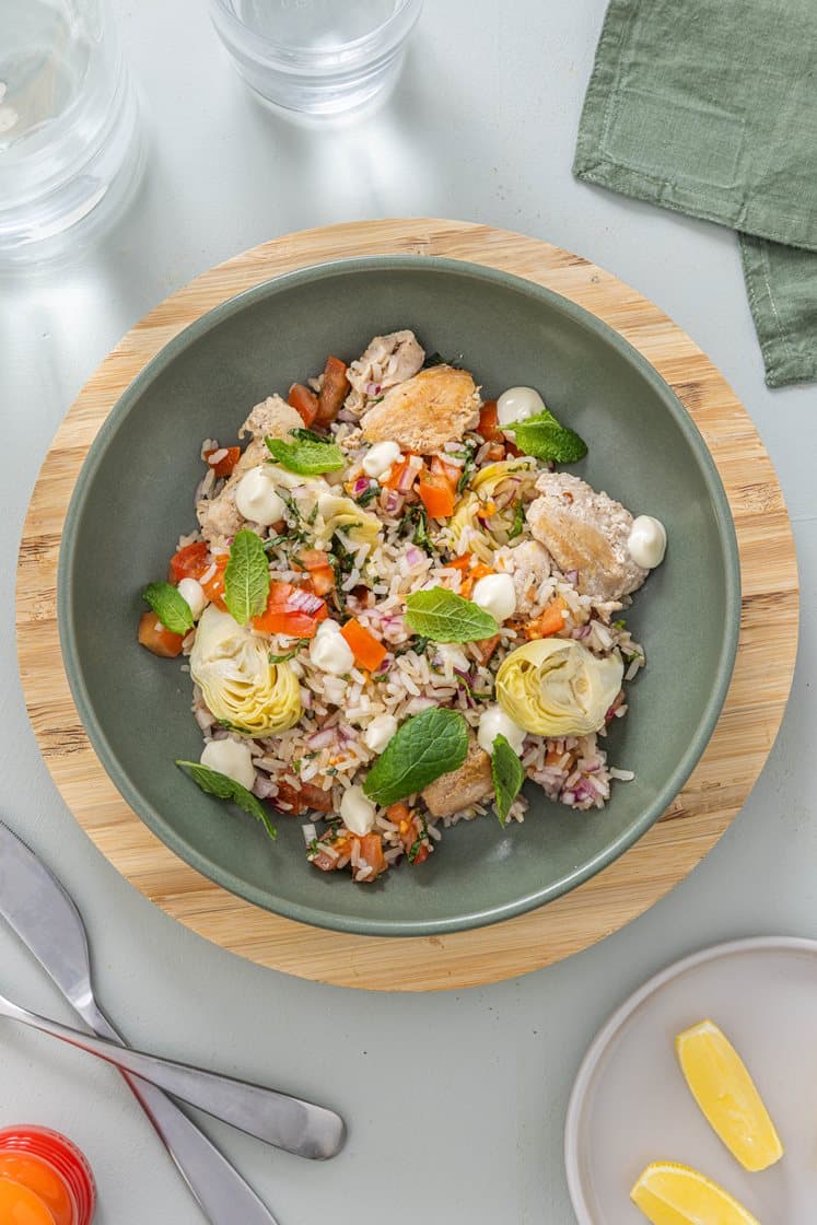 Frisk rissalat med kylling, artiskokker og grønt 