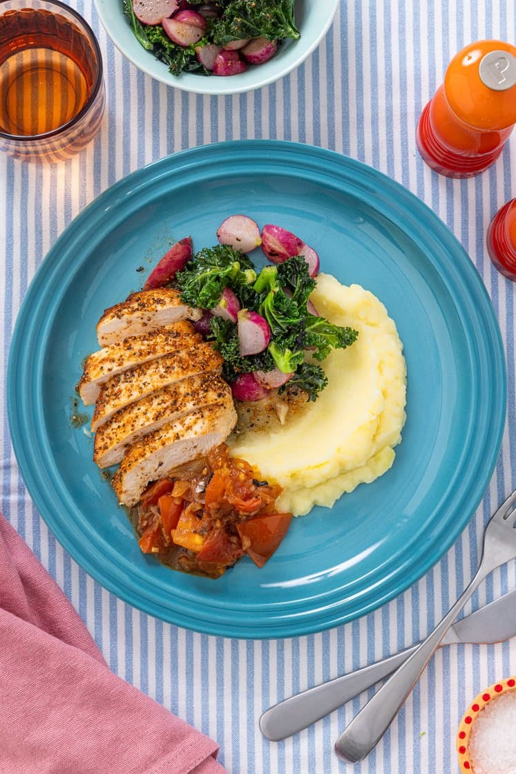 Citruskrydret kyllingebryst med kartoffelmos, tomatkompot, radiser og grønkål