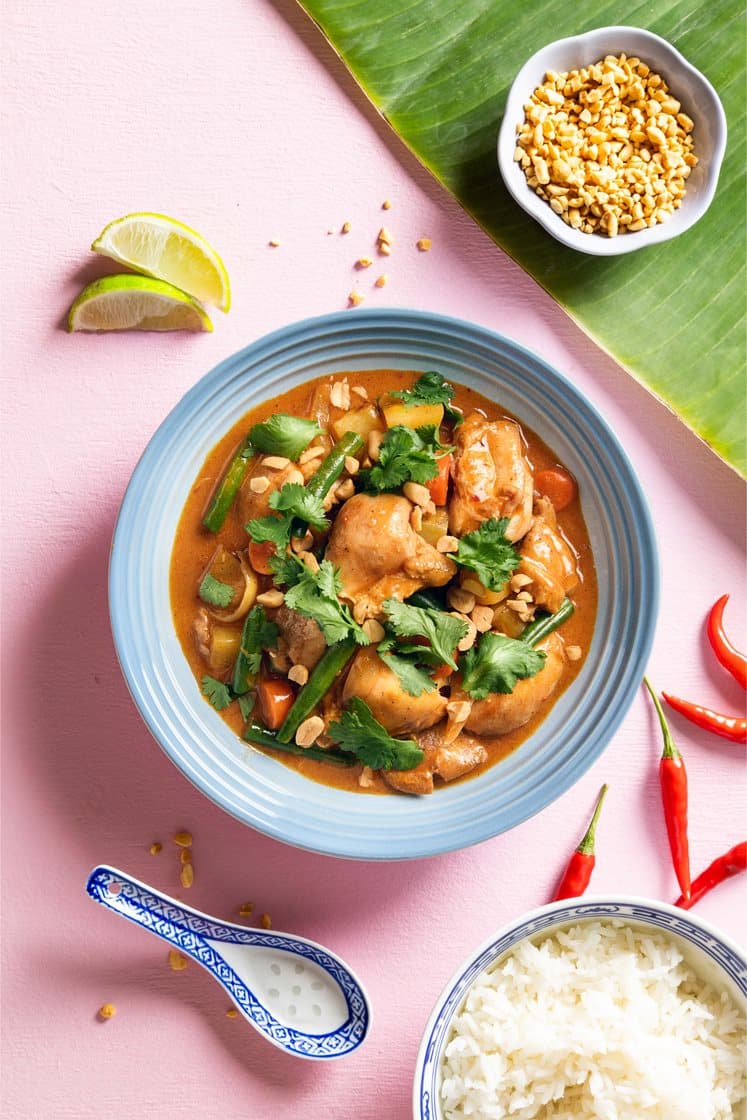 Thailandsk massaman-curry med kylling, kartofler og ris