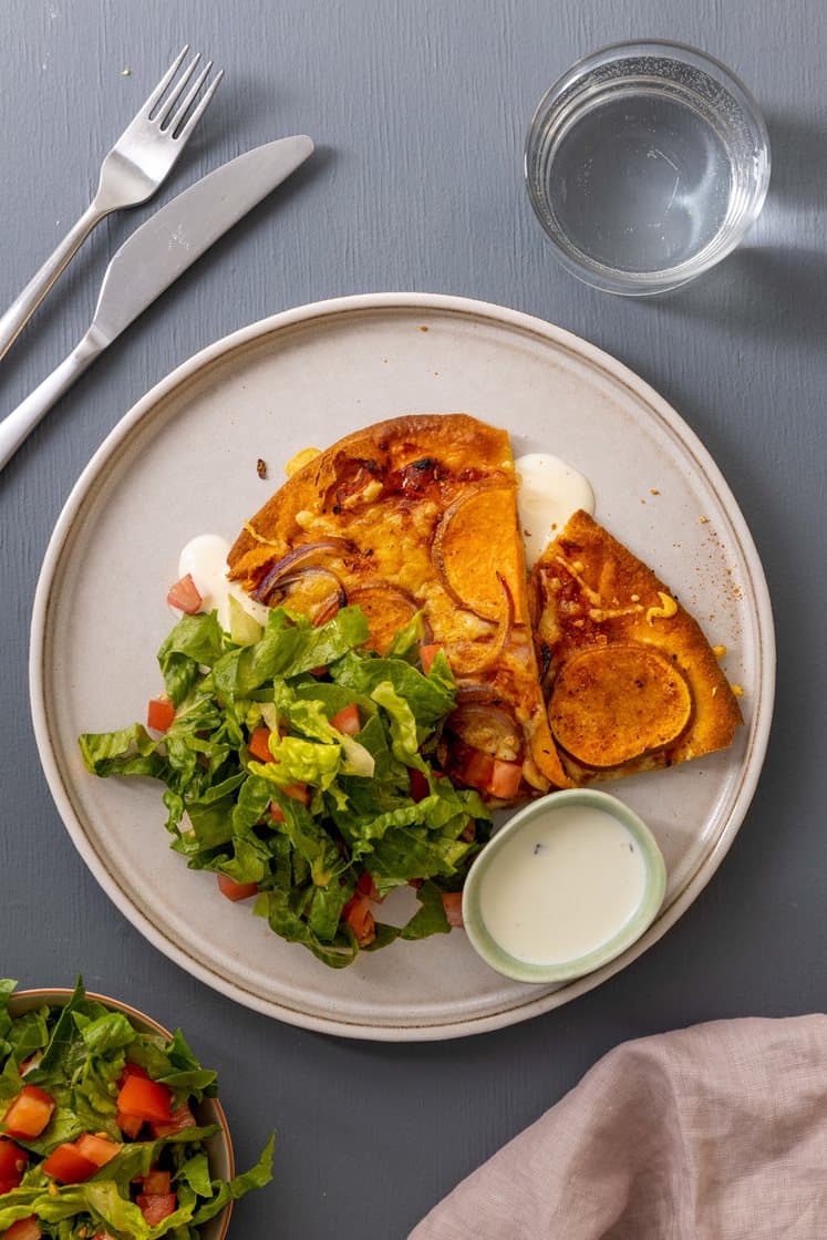 Sød kartoffelpizza med røget chili, salat og hvidløgsdressing