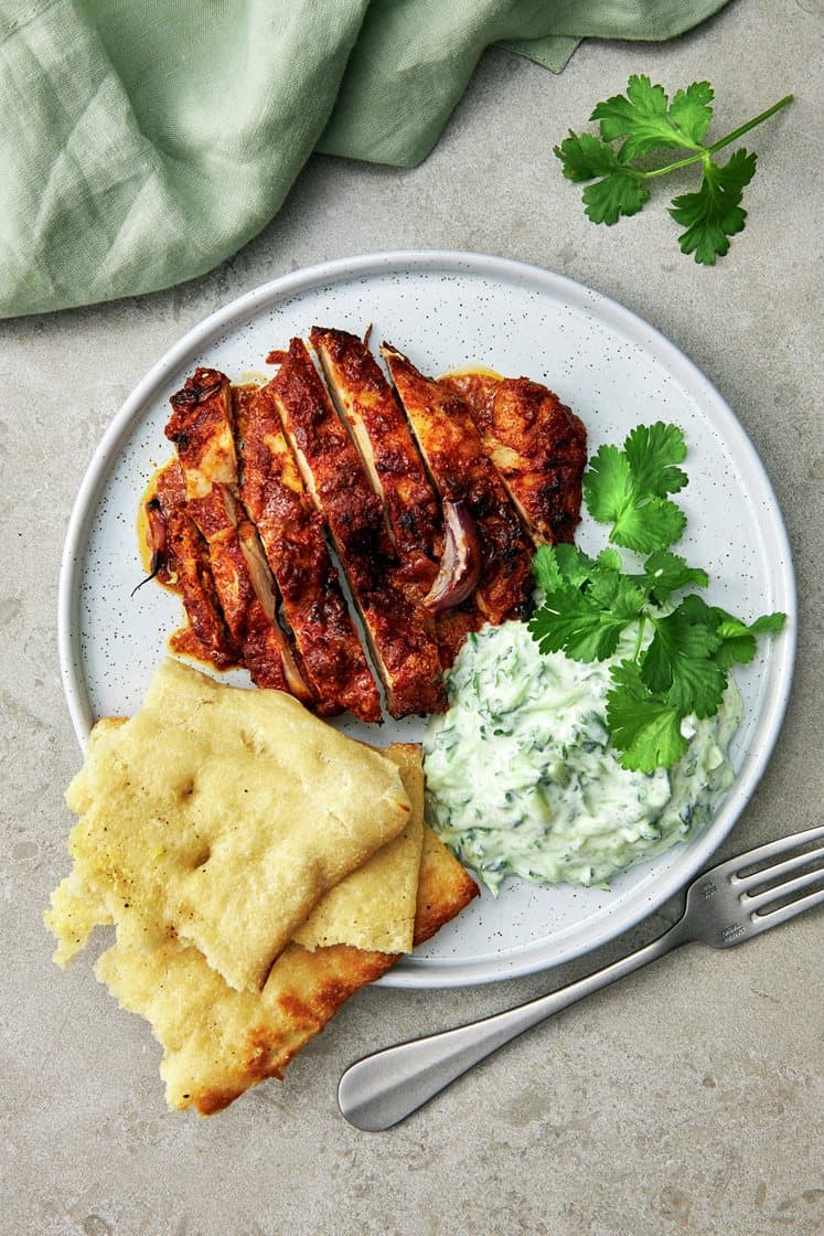 Tandoori kylling med raita, naan og bagte løg