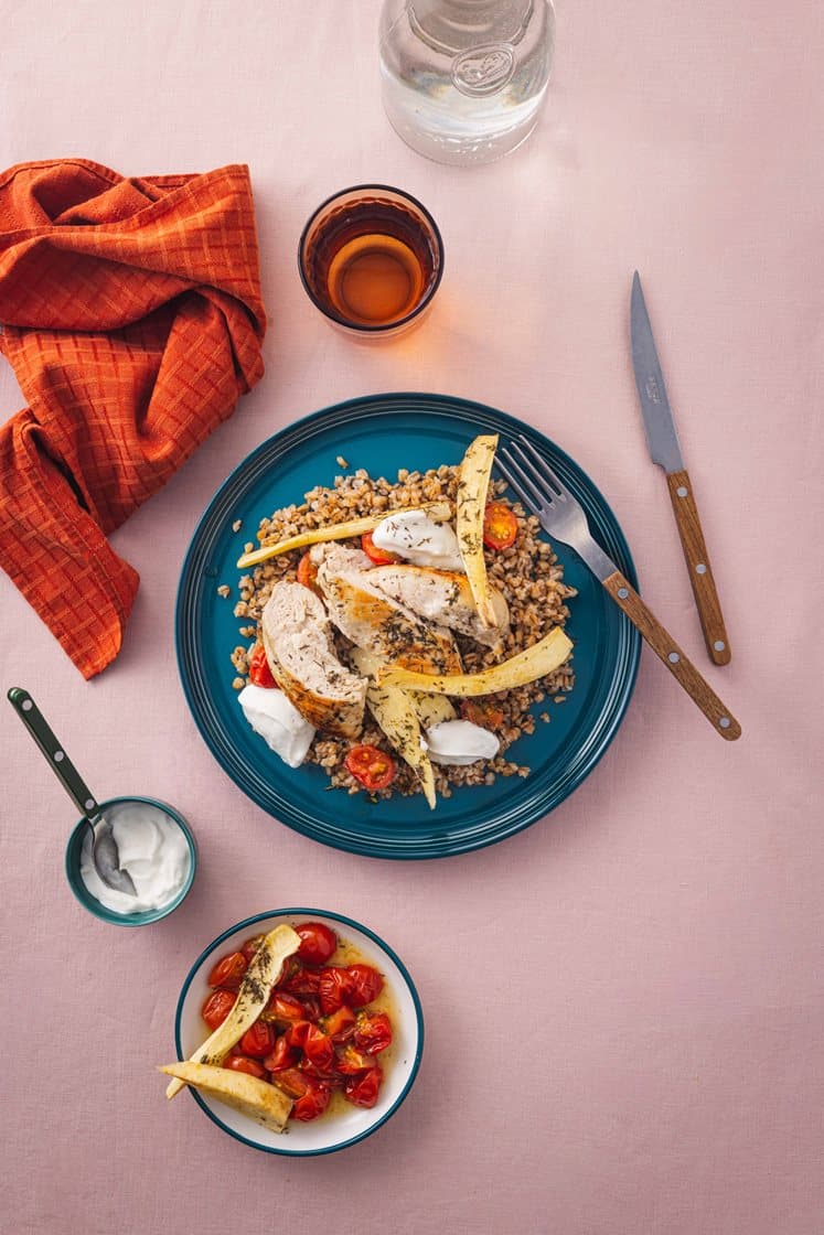 Ovnstegt kyllingebryst med ristet hvidløgsyoghurt og hvedekerner