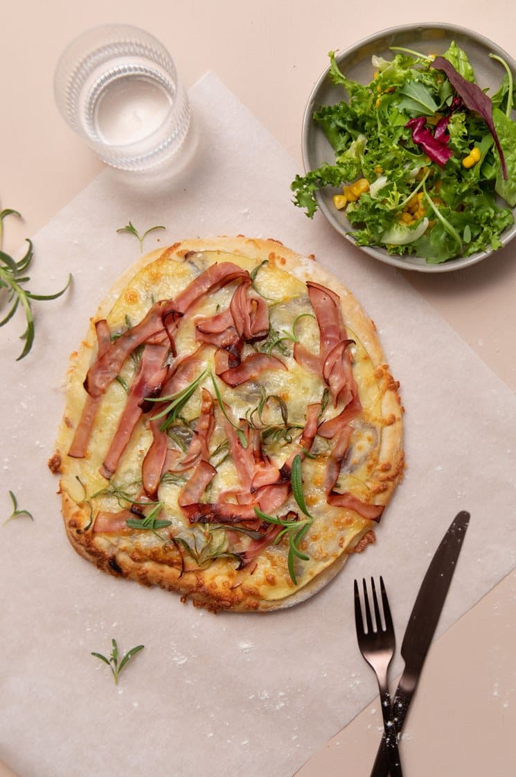 Kartoffelpizza bianco med lufttørret skinke og majssalat