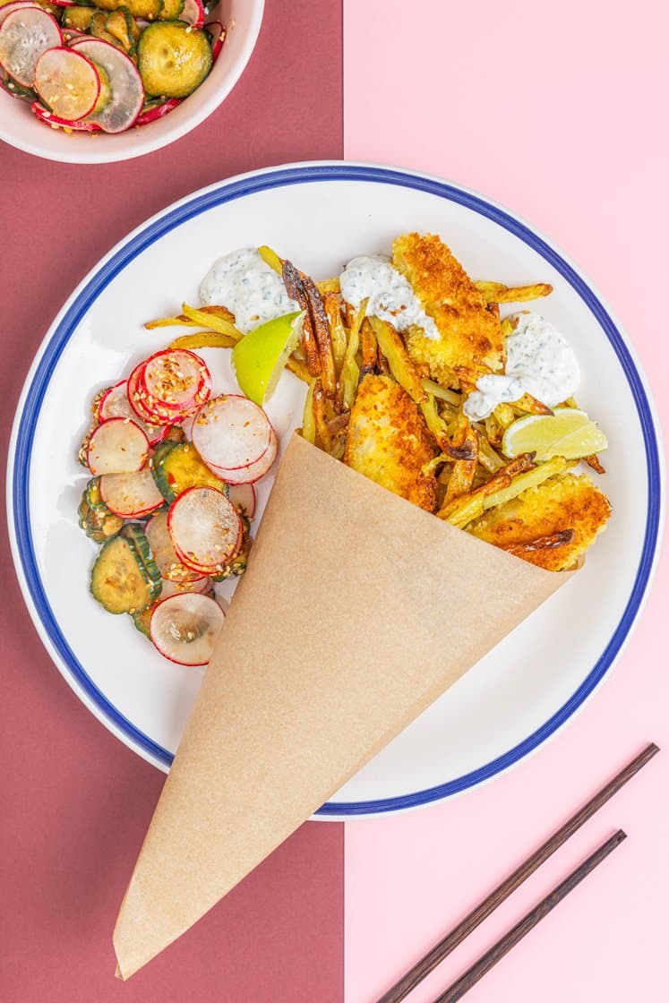 Pankopaneret fish and chips med tartarsauce og japansk sunomono-salat