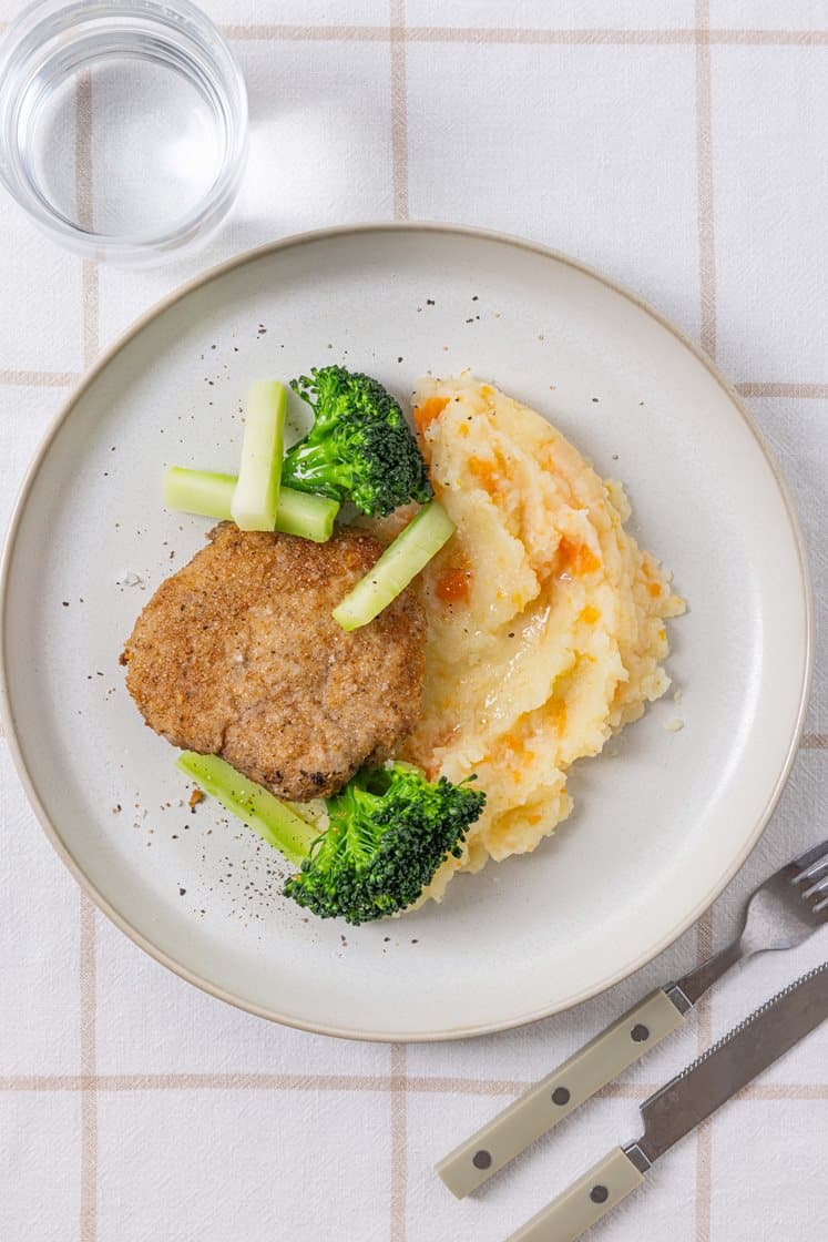 Krebinetter med kartoffel-rodfrugtmos og broccoli