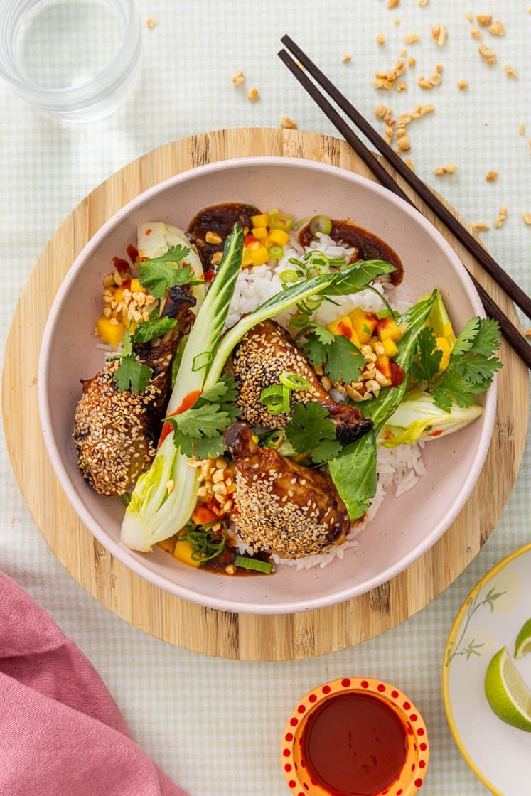 Koreanske bbq-kyllingkøller i spicy ingefærsauce med mango/pak choy-salat