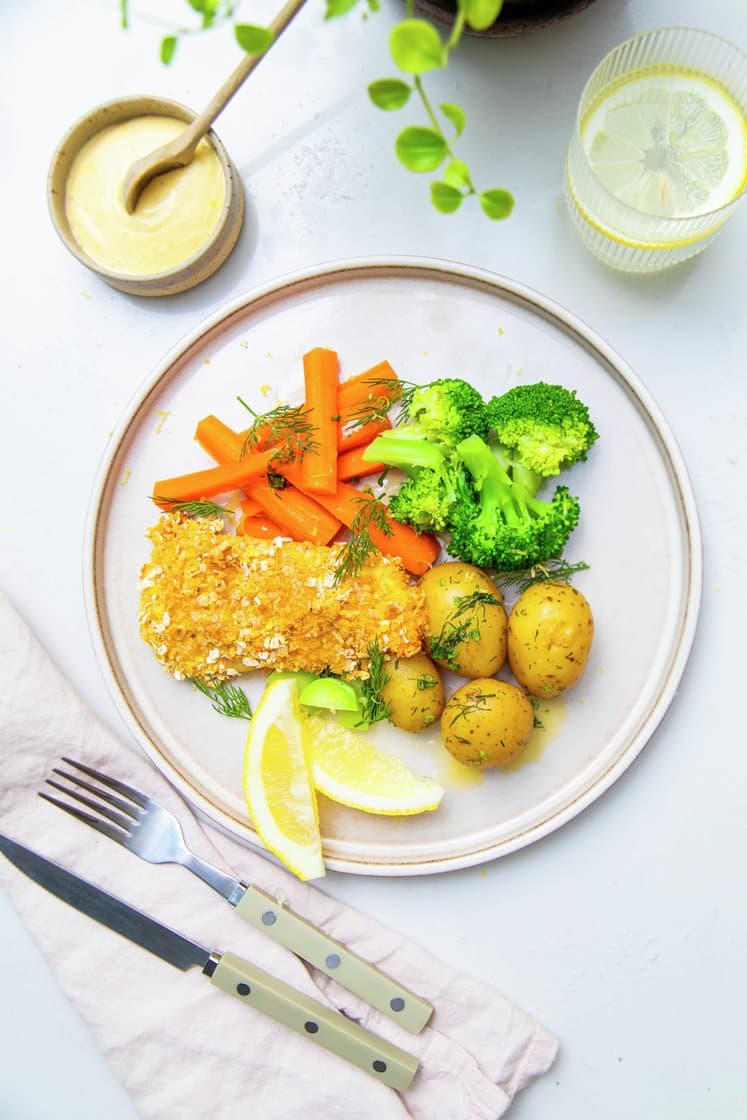Paneret hvid fisk med dildkartofler, broccoli og gulerodsstave