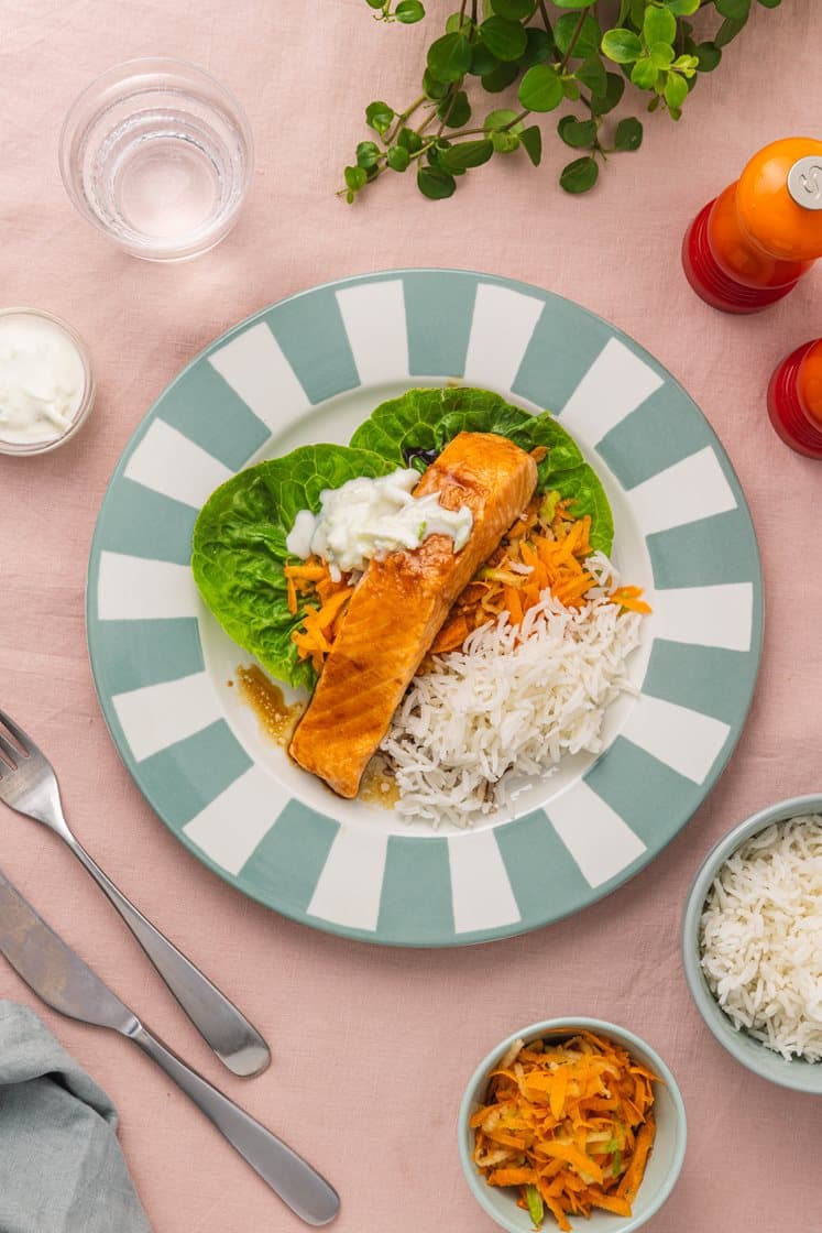 Sojabagt laks i hjertesalat med æbledressing og ris