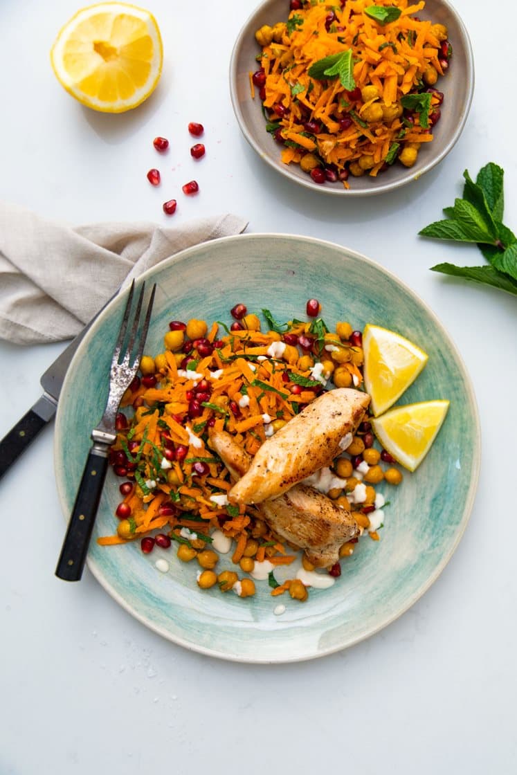 Marokkansk kikærtesalat med kylling, gulerødder og sesamdressing