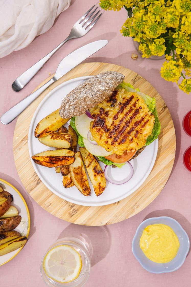 Fiskeburger på grill med fritter og karrymayonnaise