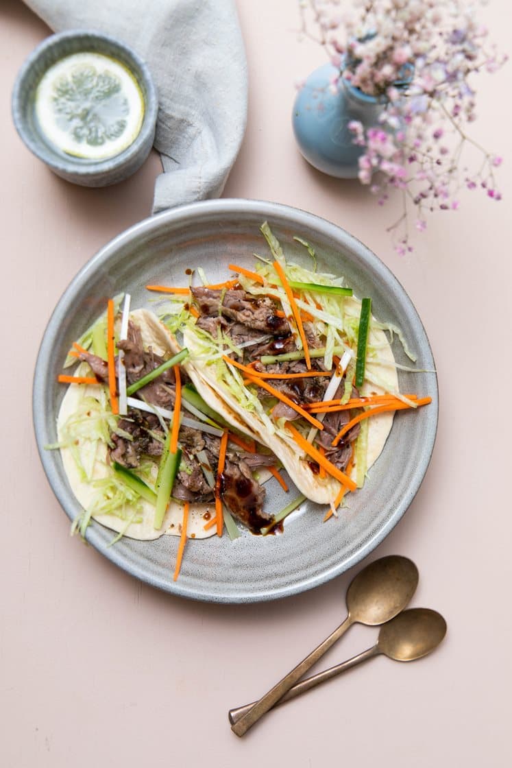 Confiteret and i wrap a la Peking med hoisin sauce