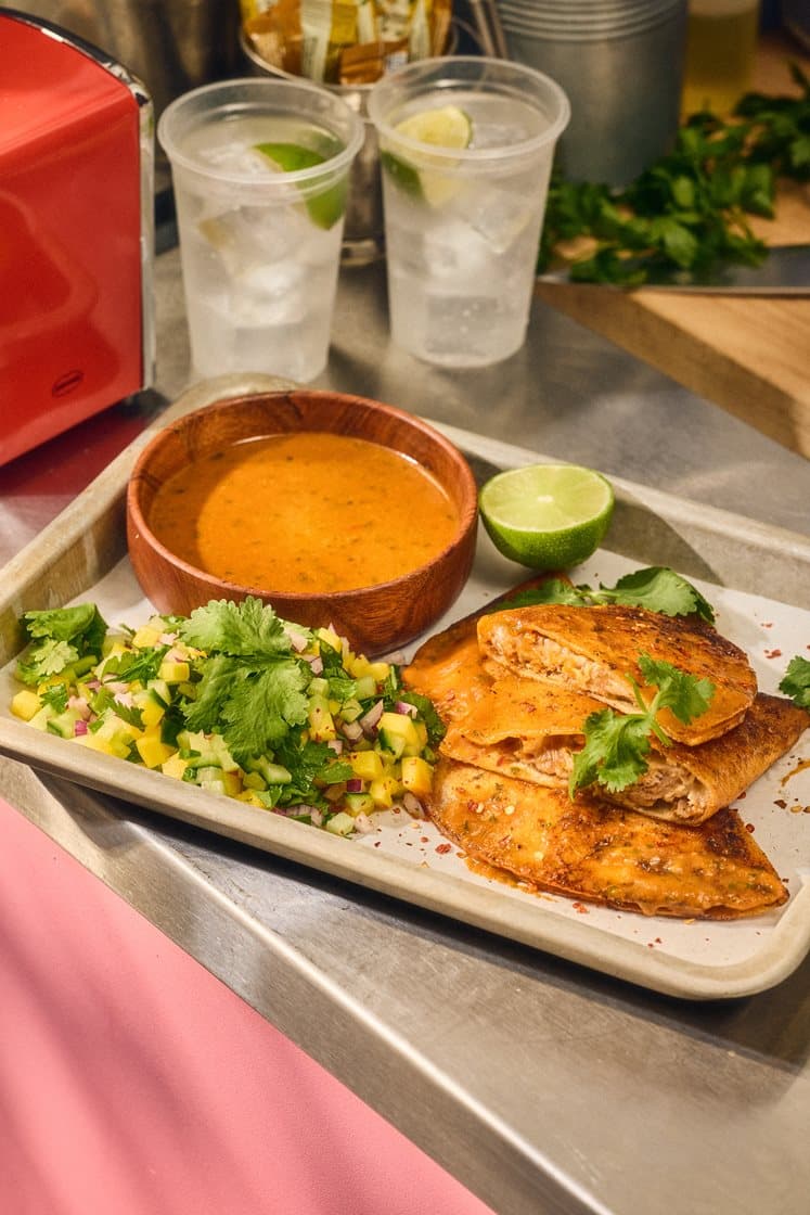 Birria taco - Chilistegt fyldt tortilla med pulled pork, mozzarella og mangosalsa